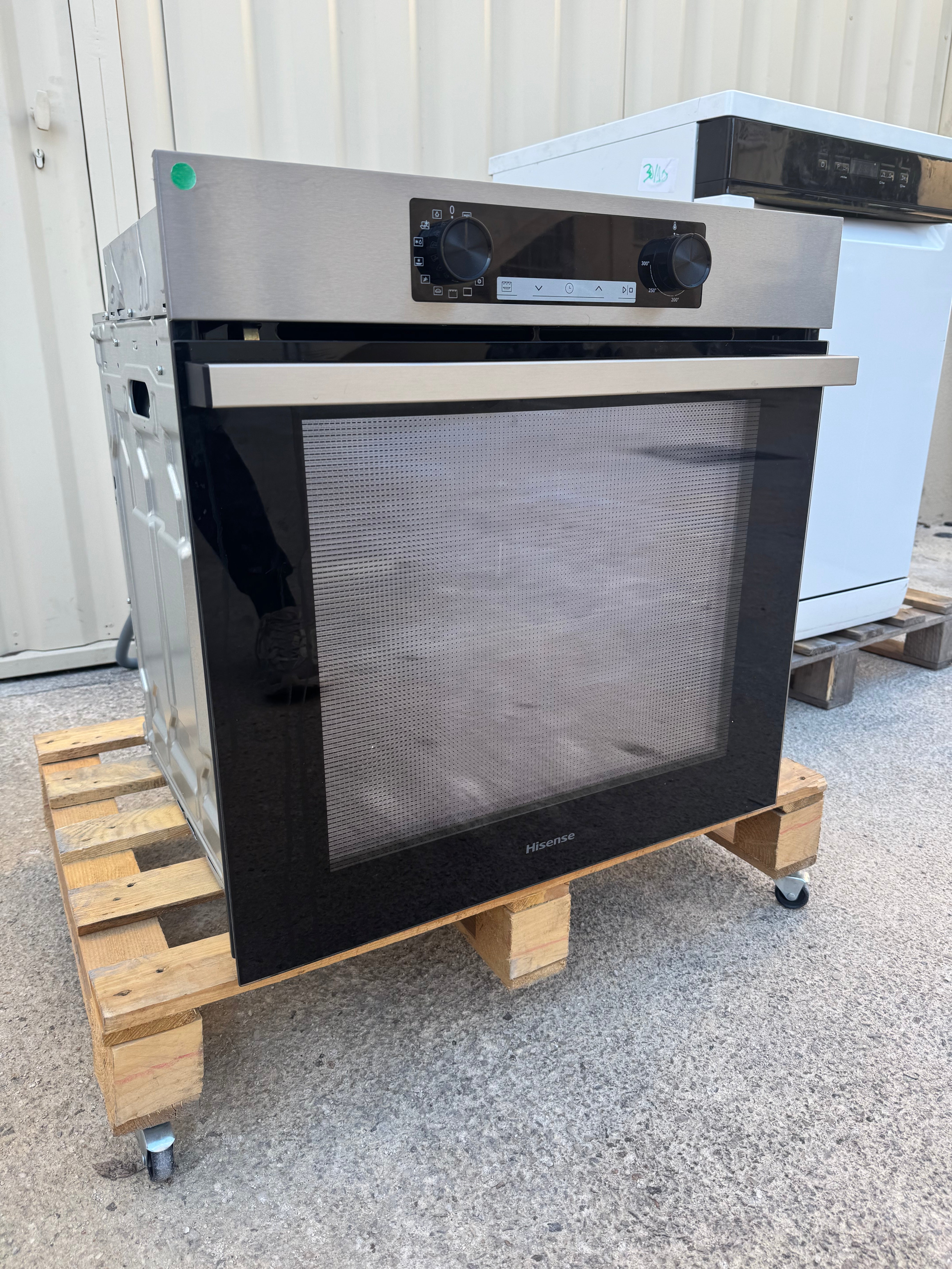 Four Encastrable HISENSE Avec Pyrolyse ( Très Peu Servi ) GARANTIE 1 AN