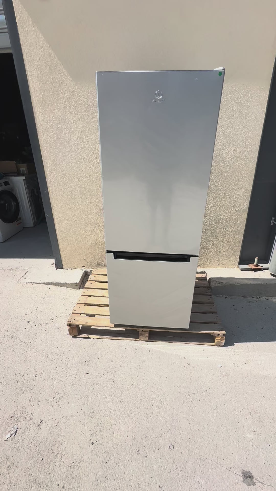 Charger la vidéo : Frigo Combiné INDESIT Format Moyen GARANTIE 1 AN