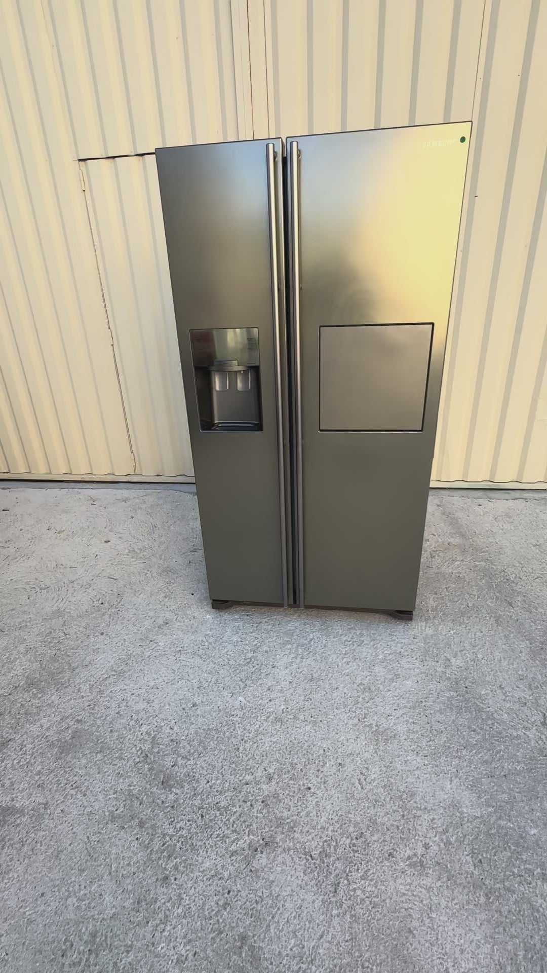 Charger la vidéo : Frigo Américain SAMSUNG Distributeur Eau Fraîche, Glaçons et Glace Pilée GARANTIE 1 AN